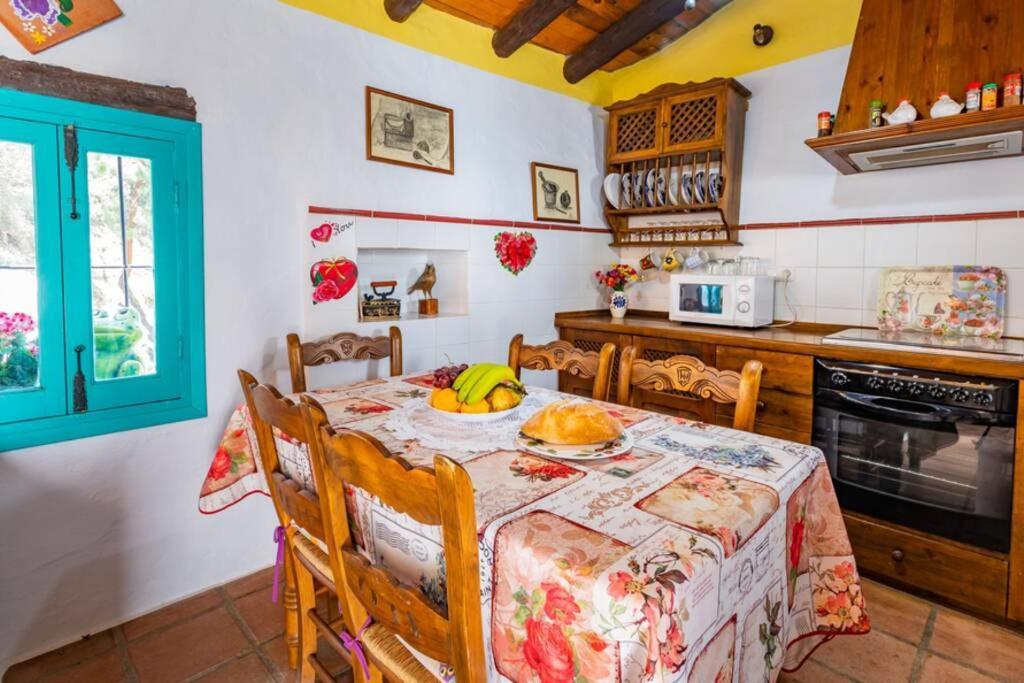 פריחיליאנה Casa Rosa, Con Encanto Y Piscina Climatizada מראה חיצוני תמונה