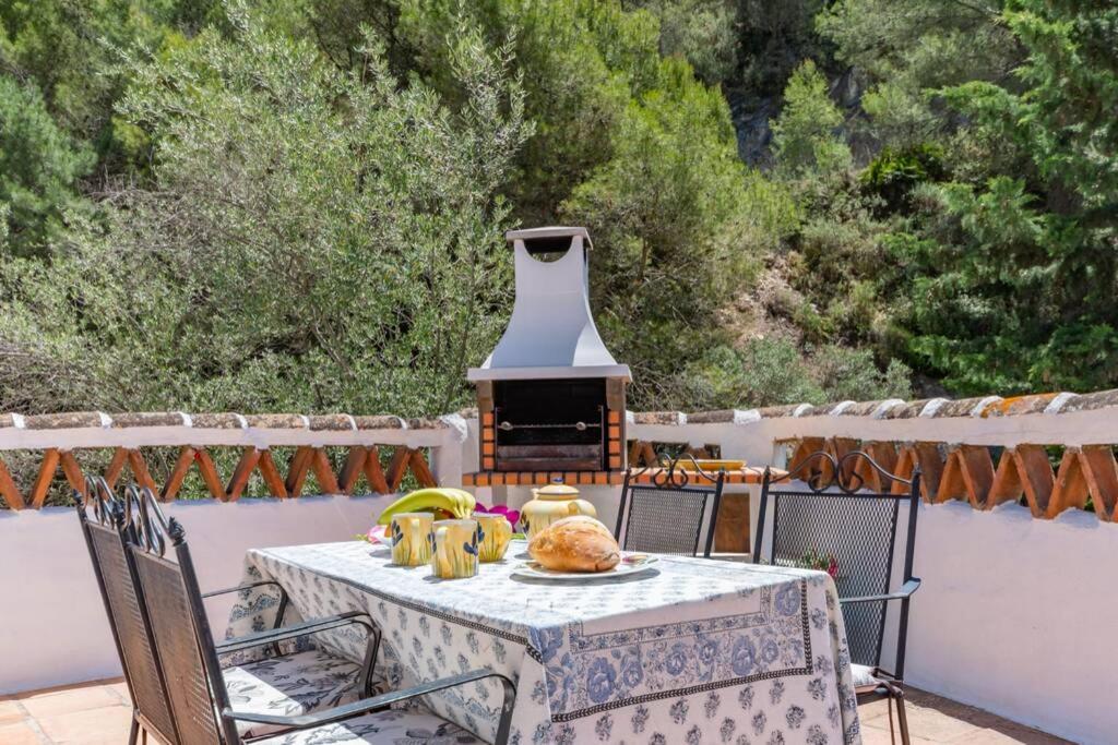 פריחיליאנה Casa Rosa, Con Encanto Y Piscina Climatizada מראה חיצוני תמונה